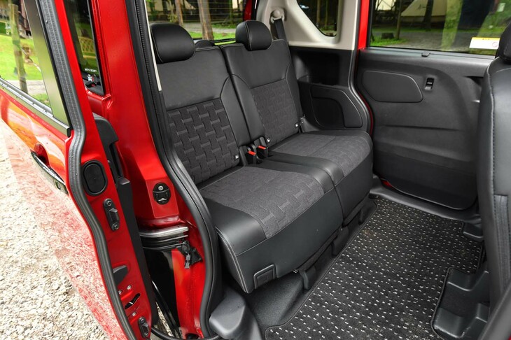 320mmの前後スライド機構を持つ後席を一番後ろにセットしてみる。輸入車のラグジュアリーサルーンなどを含めても、これより広いスペースを確保できるクルマは数少ない。