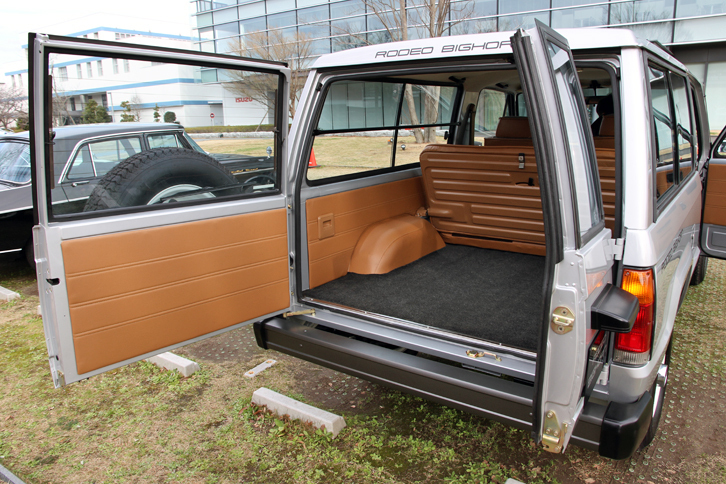「ロデオ ビッグホーン」のテールゲートは、およそ7：3の分割式で左右に開く。左側の大きいほうには、スペアタイヤがマウントされている。