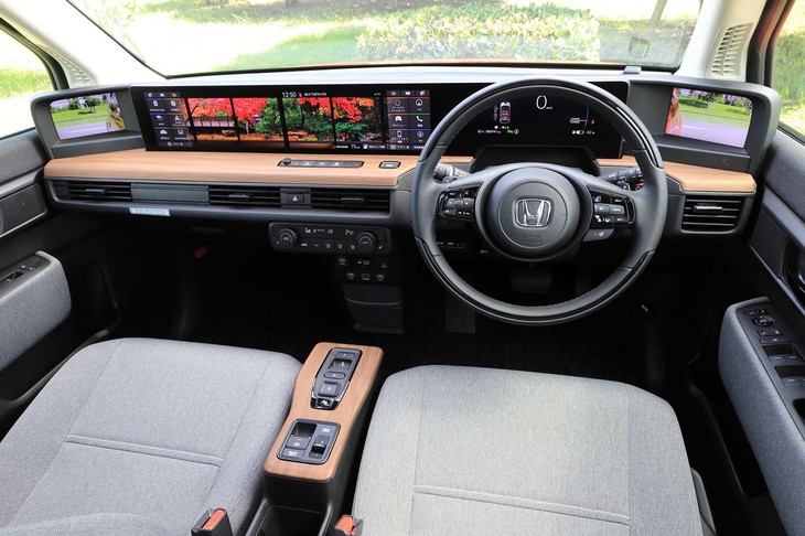 リビングのような空間を目指したというインテリアは木目調パネルと淡いグレーでコーディネートされる。