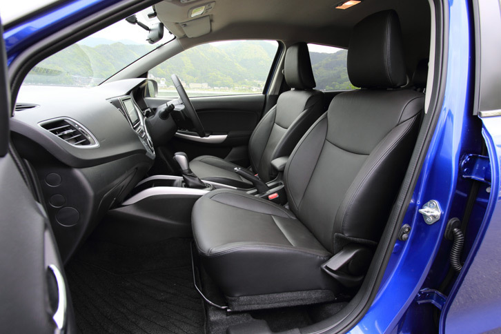 
	「XT」のフロントシート。テスト車には、セットオプションで用意される本革シート表皮やセンターアームレストなどが採用されていた。
	