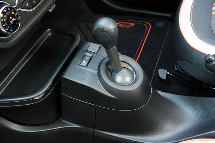 6段EDCのシフトセレクター。MT仕様には亜鉛合金の専用シフトノブが備わるが、AT仕様にはそうしたものは用意されていない。