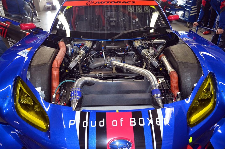 次世代エンジン待望論もあるなか、搭載されるパワーユニットはEJ20型を踏襲。STIの威信をかけて細部を見直し、2020年シーズンに持ち前の信頼性の高さを回復した。アクセル開度やレスポンスの向上などによりコーナリングからの立ち上がりが鋭くなり、富士スピードウェイの直線でも大排気量のライバル車に後れを取ることがなくなっている。EJ20型エンジンは、基本設計こそ30年前のものだが、技術革新もあり、レーシングカー用ユニットとしての潜在的な性能はまだ枯渇していない。