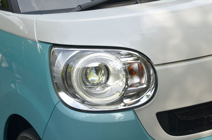 上級グレード「G“メイクアップ SA II”」には、ステアリング操作に連動して照射範囲が変わるBi-Angle LEDヘッドランプが備わる。