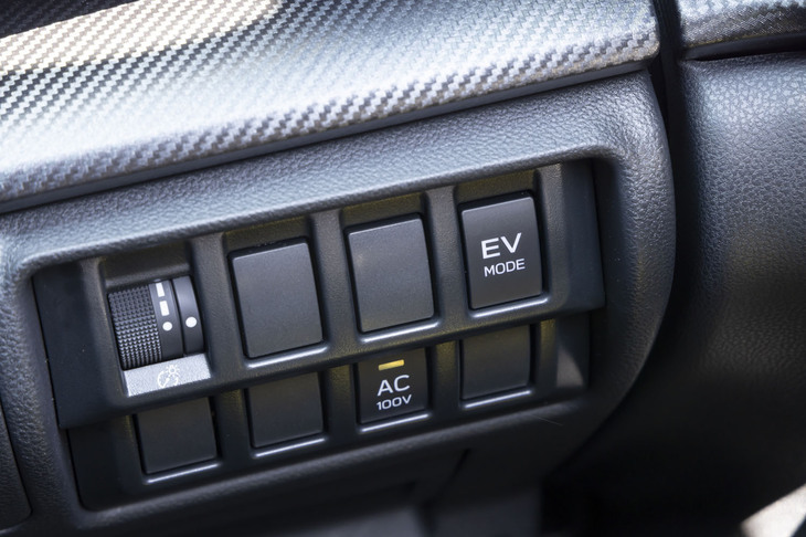 速度は60km/h程度までながら、容量1.1kWhの駆動用バッテリーを生かしたEV走行もできる。ステアリングホイールの右側にはそのためのスイッチが備わっている。