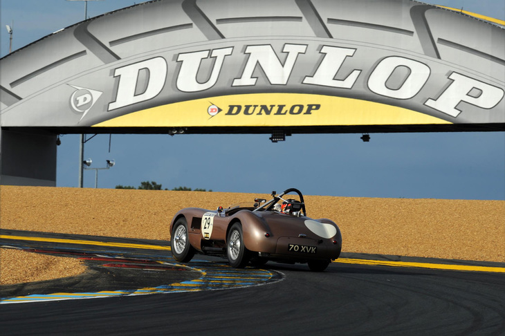 ルマン・クラシックは、時代ごとに7つのクラスに分けてレースが開催されている。写真はサルトサーキットのダンロップシケインを走行する「ジャガーDタイプ」。