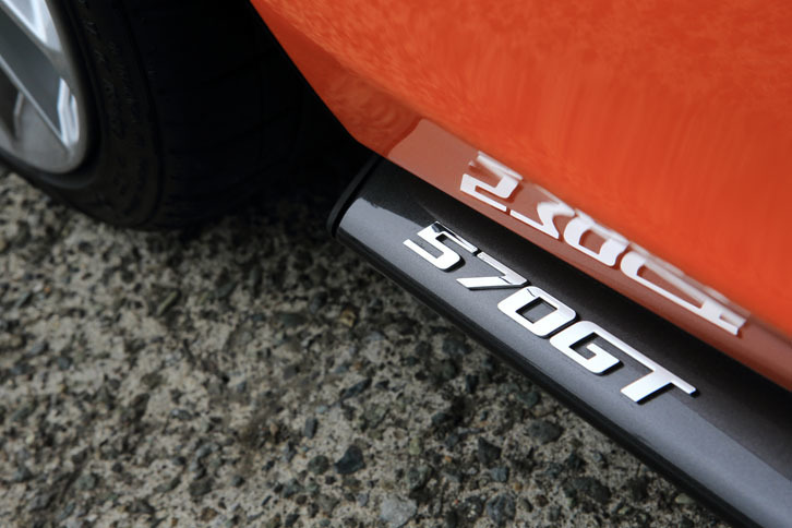 上方に跳ね上がるディへドラルドアの前端に「570GT」のバッジが貼られる。