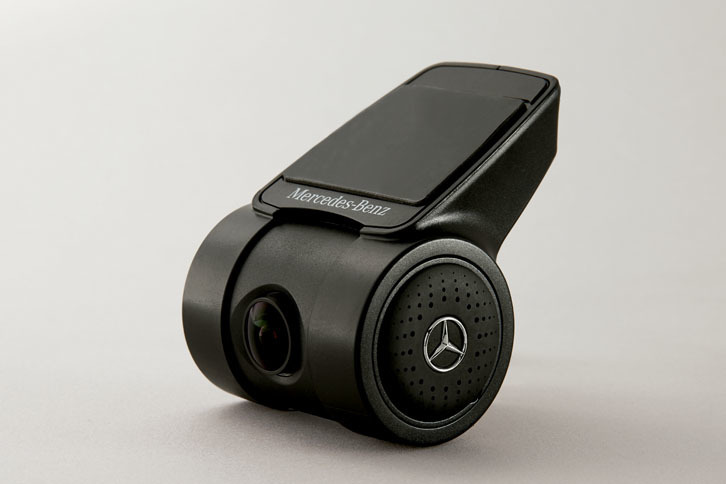 イグニッションオン／オフに反応して、R2-D2の音声が流れるドライブレコーダーを特別装備する。