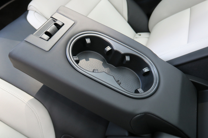 ポルシェ・タイカン4クロスツーリスモ（リアセンターアームレスト）