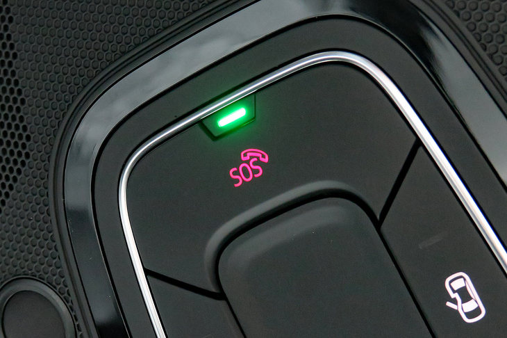 アウディQ5スポーツバック 1st edition（「SOSコール」のスイッチ）