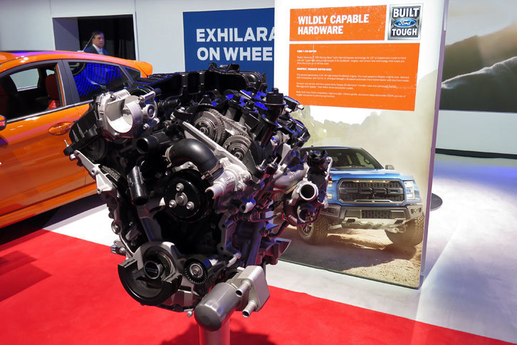フォードF150ラプターのエンジン。