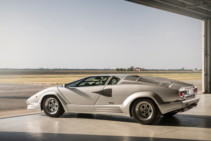 ランボルギーニの創立25周年を記念した「25thアニバーサリー」は、同時に「カウンタック」の最終バージョンともなった。