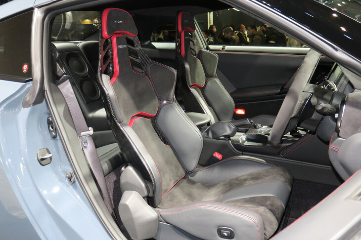 NISMO仕様のモデルには、専用の「カーボンバックバケットシート」が装着される。