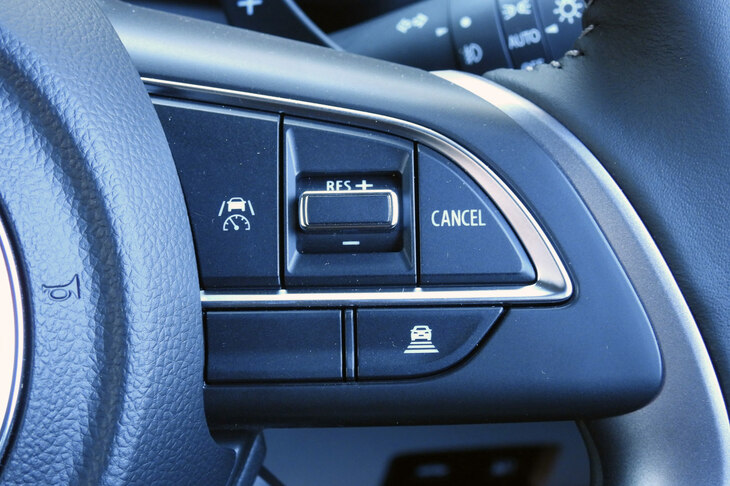 スズキ・スイフト ハイブリッドMZ（ステアリングスイッチ）