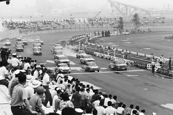 1965年7月18日に開催された、第1回 全日本自動車クラブ選手権の様子。完成したばかりの船橋サーキットで行われた。