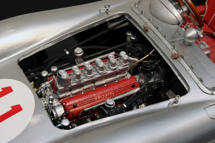 イタリア語で「赤い頭」を意味する「テスタロッサ」の車名のとおり、カムカバーが赤く塗られた「250TRC」の3リッターV12 SOHCエンジン。