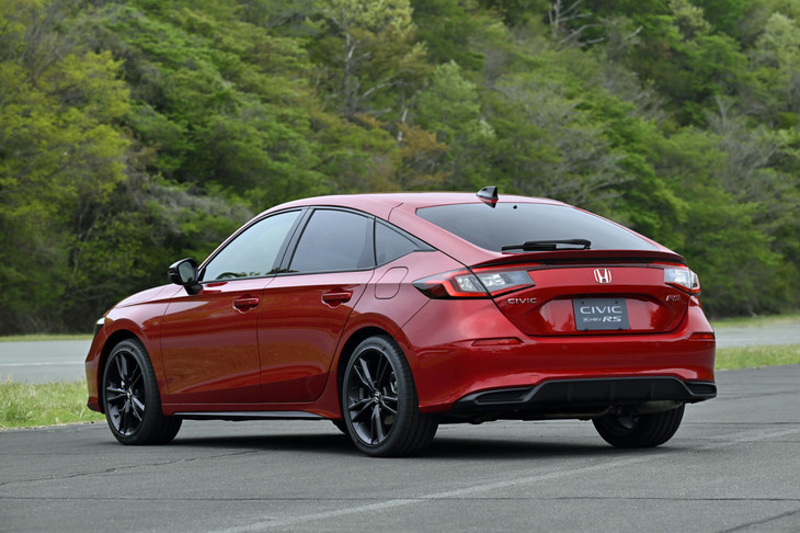 2026年6月に正式発表が予定される「シビックe：HEV RS」。e：HEVモデルに共通するデザインのホイールがブラックにペイントされている。