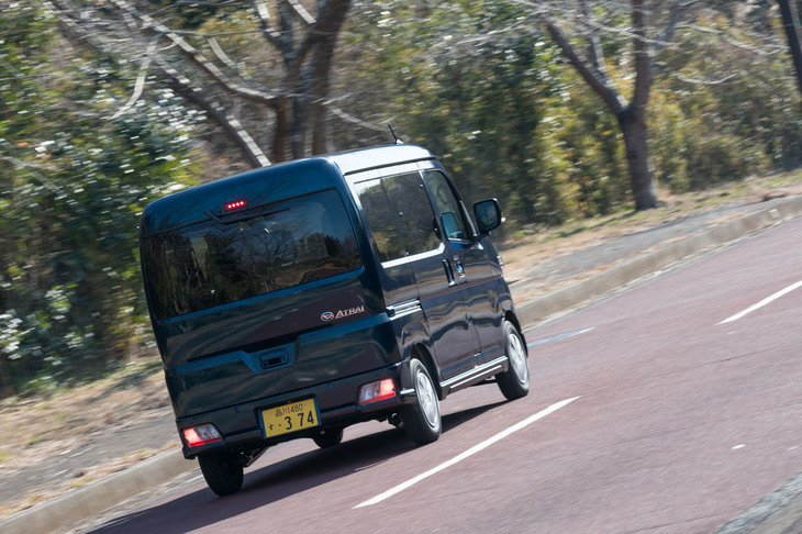 駆動方式の切り替えスイッチは、車速が80km/h以下の状態で、アクセルをオフにして操作する必要がある。