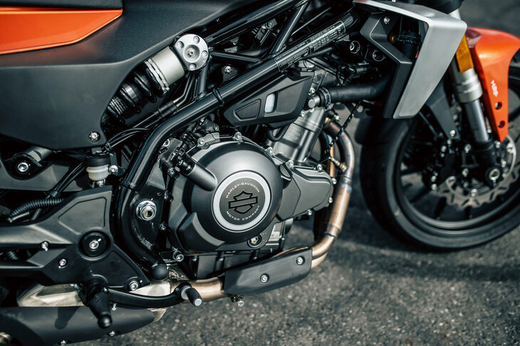 「X350」のエンジンは、ボア×ストローク＝70.5×45.2mmというショートストローク型だが、中速トルクを重視したセッティングがなされており、低速走行時にも痛痒（つうよう）を感じることはない。