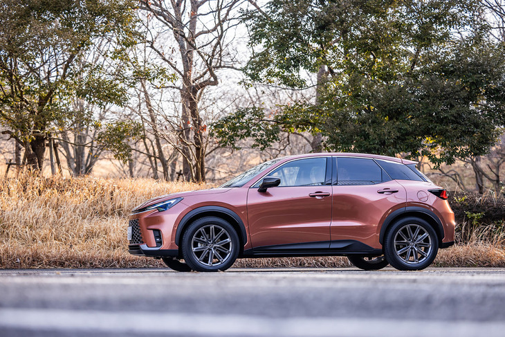 ボディーカラーは16万5000円の有償色となる写真の「ソニックカッパー」や、「ソニッククロム」「レッドスピネル」「ディープアズールマイカメタリック」などを含む全9色がラインナップしている。これらに加え、ブラックキャビンとのコントラストでモダンさ、スポーティーさを強調するというバイトーンカラーも設定される。