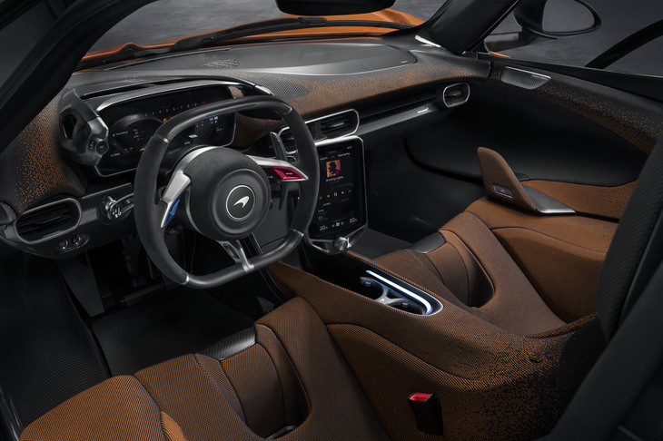 左右のシートは、カーボンモノコックのエアロセルにリジッドマウントされる固定式。ドライビングポジションは、メーターナセルとステアリングホイール、そしてフットレストを含むペダルを前後させることで調整できる。