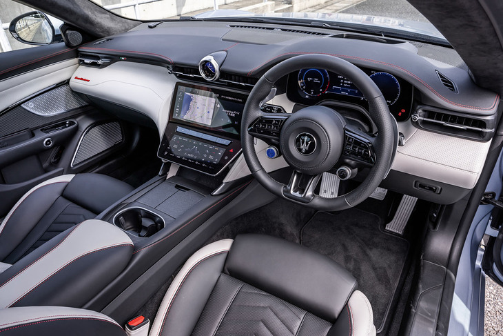 レザーやウッドをはじめとした高品質な天然素材とカーボン、再生可能な素材を組み合わせ、イタリアンスポーツカーらしいラグジュアリーな空間に仕立てられた「グラントゥーリズモ トロフェオ75thアニバーサリー」のインテリア。