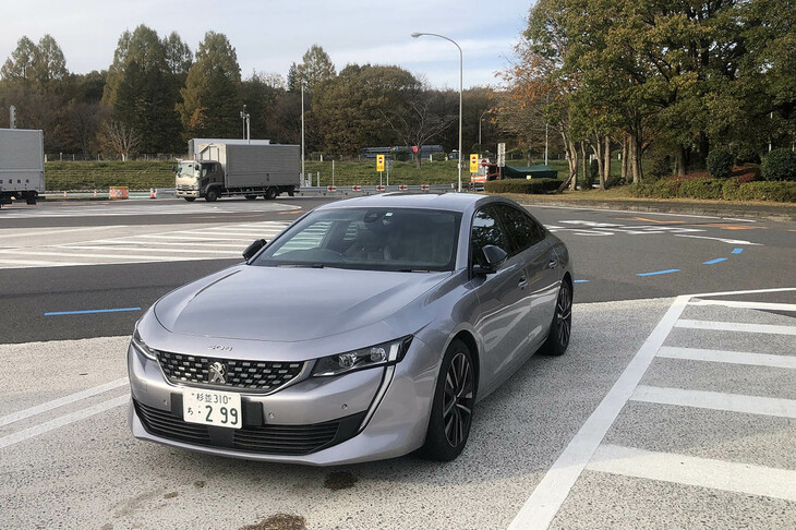 タイヤローテーションとアライメント調整でまっすぐ走るようになった愛車ちょいワル特急。新東名の120km/h区間も実に快適である。