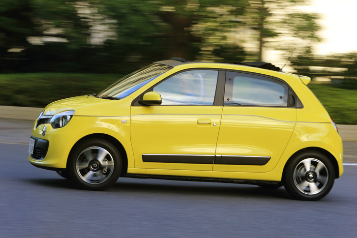 短いボンネットと大きく傾斜したテールゲート、長いホイールベースが特徴的なサイドビュー。初代と2代目が3ドアボディーだったのに対し、3代目は5ドアボディーとなった。