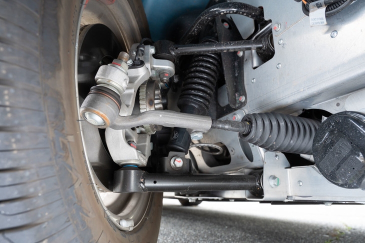 サスペンションは、前がスライディングピラー式、後ろがリジッドアクスル式だった旧来のモデルに対し、前後ともにダブルウイッシュボーン式と、一気にモダンになった。