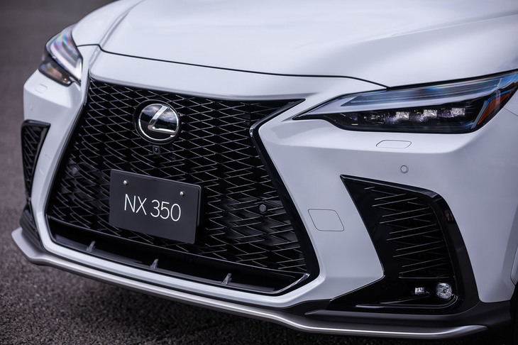 NX350“Fスポーツ”（フロントマスク）