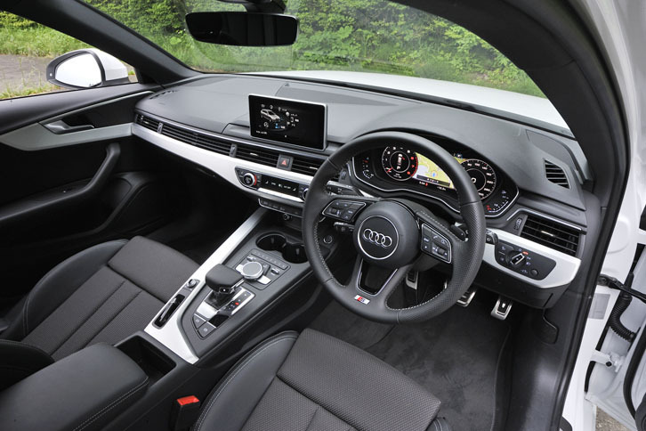 試乗車はよりスポーティーな装いとなる「S lineパッケージ」装着車。インパネなどに「マットブラッシュトアルミニウム」のパネルが張られる。