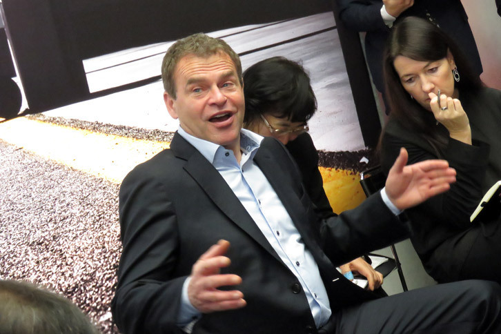 先進技術に対するメルセデスAMGの取り組みについて説明する、トビアス・ムアース氏。