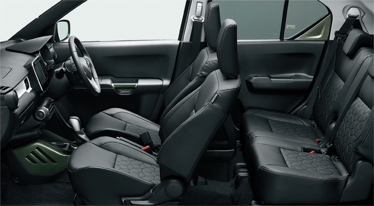 インテリアのアクセントカラーには、ガンメタリックのほか、他のグレードには設定のないカーキも用意される。