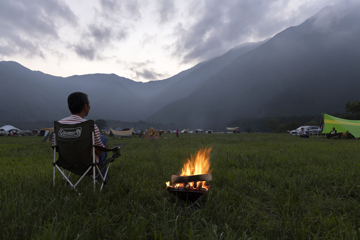 それなりのテントが建てられたので、たき火を前にのんびり。あたりは暗くなり始めているが、まだこれから食事の準備をしなければ。
