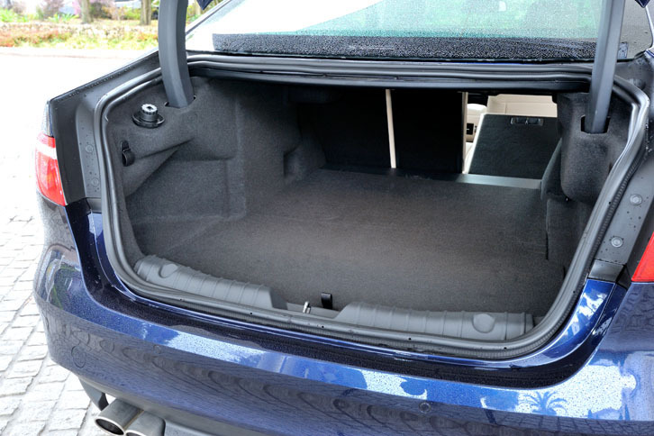 トランクの容量は540リッター（VDA方式）。奥行きは旧型比で61mm広がっている。また、後席には40：20：40の分割可倒機構が備わる。