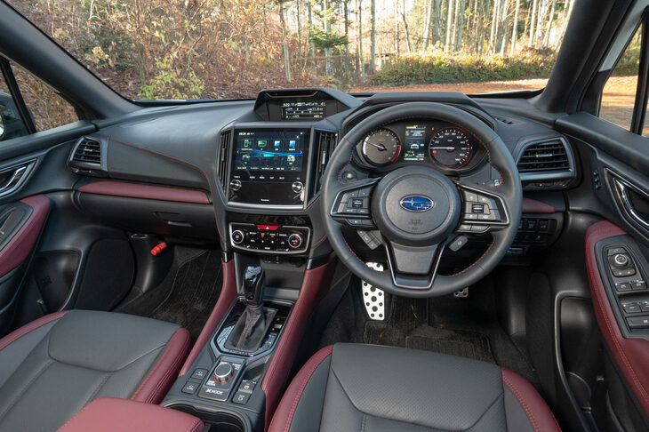 インテリアカラーはブラックとボルドーのツートン。シート表皮にはナッパレザーが用いられる。（写真：向後一宏）