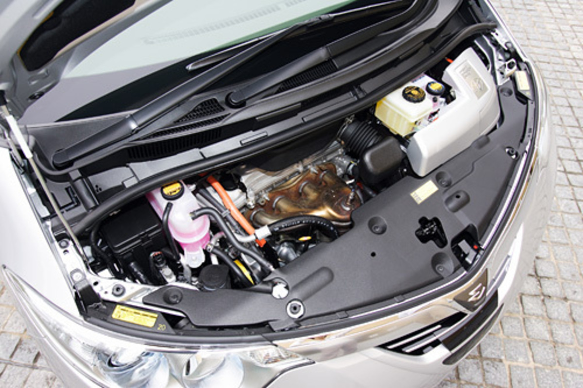 トヨタ・エスティマハイブリッドG(4WD/CVT)【試乗速報】 “約100万円”を