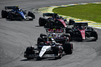 アルファタウリの角田裕毅（写真前）は、スプリントで6位、レースでも9位と連続入賞し、この週末だけで5点を獲得した。金曜日の予選では2台そろってQ1落ちという憂き目にあったアルファタウリ勢だったが、16位の角田はトップタイムからたった0.497秒遅れであり、これは2006年にノックアウト方式の予選となって以来、Q1での最小タイム差だった。翌日に行われたスプリントでは予選での憂さを晴らすかのような好走を見せ、角田は6番グリッドから6位入賞、まずは3点をチームに献上。アルファタウリがスプリントでポイントを獲得したのは今回が初めてである。レースでは赤旗中断前に10位まで躍進、途中ドライビングミスでタイムを失うこともあったがポイント圏内に残り続け、9位でチェッカードフラッグを受けた。第19戦アメリカGPでのマシンアップデート以降、パフォーマンスを上げてきているアルファタウリは、21点でランキング8位をキープ。残り2戦で7点差の7位ウィリアムズを駆逐できるかに注目が集まる。なおダニエル・リカルドは、予選17位、決勝ではスタート直後に前車のクラッシュから飛んできたタイヤでマシンを破損するも赤旗中断中に修理し13位完走。スプリントでは9位だった。（Photo=Getty Images / Red Bull Content Pool）