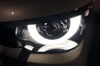 特徴的な半円形LEDポジションランプを内蔵したヘッドランプが、最新世代の三菱車に共通する「ダイナミックシールド」デザインに組み合わされている。