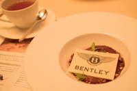 食後のデザートにも「BENTLEY」のプレートが飾られる。