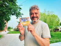 マッティーア・コレッティさんは企業家であるとともに、バンドのシンガーでもある。2014年リリースのファーストアルバム『ore strette (タイトな時間)』とともに。