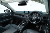 新型「CX-5」のインストゥルメントパネルまわり。従来モデルよりAピラーの位置を後退させ、ドアミラーを小型化するなどして前方視界を改善している。