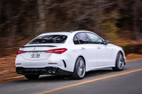 サスペンションはフロントに4リンク式、リアにマルチリンク式が採用される。後輪操舵システム「リアアクスルステアリング」を標準で装備し、約100km/h以下ではリアホイールをフロントホイールとは逆方向に最大約2.5度、約100km/hを超えると、リアホイールをフロントホイールと同方向に最大約0.7度操舵する。