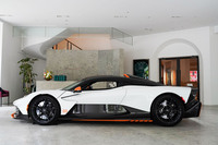 AMG製の4リッターV8ツインターボエンジンに2基のモーターを組み合わせたプラグインハイブリッドパワーユニットを搭載する「ヴァルハラ」。システム全体で1079PSの最高出力と1100N・mの最大トルクを発生する。