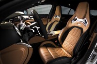 優れた動力性能にふさわしく、サイドサポートが大きく張り出したスポーツシートが装着される。