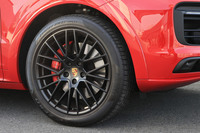 足まわりではブラック塗装の21インチホイールや、赤いブレーキキャリパーが特徴。フェンダーにはボディーと同色のアーチモールが備わる。