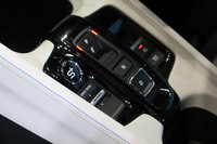 センターコンソールには、ギアセレクターやドライブモードセレクター、ホンダS＋ Shift、パーキングブレーキスイッチなどが整然と並ぶ。