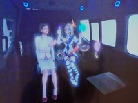 ワンボックスカー（上写真）の車内で乗員が目にする、相手方のアバター。どんな姿の分身を見せるか、そのアレンジも自由自在だ。