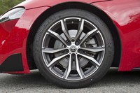 
	現在ラインナップされている3グレードの「スープラ」には、それぞれ専用デザインのホイールが装着される。「SZ-R」のものは写真の10スポークタイプで、サイズは18インチとなる。
	