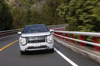 【三菱アウトランダーPエグゼクティブパッケージのスペック】
	ボディーサイズ：全長×全幅×全高＝4720×1860×1750mm／ホイールベース：2705mm／車重：2160kg／駆動方式：4WD／エンジン：2.4リッター直4 DOHC 16バルブ／フロントモーター：交流同期電動機／リアモーター：交流同期電動機／エンジン最高出力：133PS（98kW）/5000rpm／エンジン最大トルク：195N・m（19.9kgf・m）/4300rpm／フロントモーター最高出力：116PS（85kW）／フロントモーター最大トルク：255N・m（26.0kgf・m）／リアモーター最高出力：136PS（100kW）／リアモーター最大トルク：195N・m（19.9kgf・m）／タイヤ：（前）255/45R20 101W（後）255/45R20 101W／（ブリヂストン・アレンザ001）／ハイブリッド燃焼消費率：17.2km/リッター（WLTCモード）／充電電力使用時走行距離：102km／EV走行換算距離：102km／交流電力量消費率：227Wh/km（WLTCモード）／価格：668万5800円
	
	【取材時の燃費データ】
	テスト距離：303.4km（市街地1：高速道路7：山岳路2）／使用燃料：21.8リッター（レギュラーガソリン）／参考燃費：13.9km/リッター（満タン法）／14.3km/リッター（車載燃費計計測値）