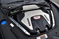 最高出力550ps／最大トルク770Nmを発生する4リッターV8ツインターボエンジン。